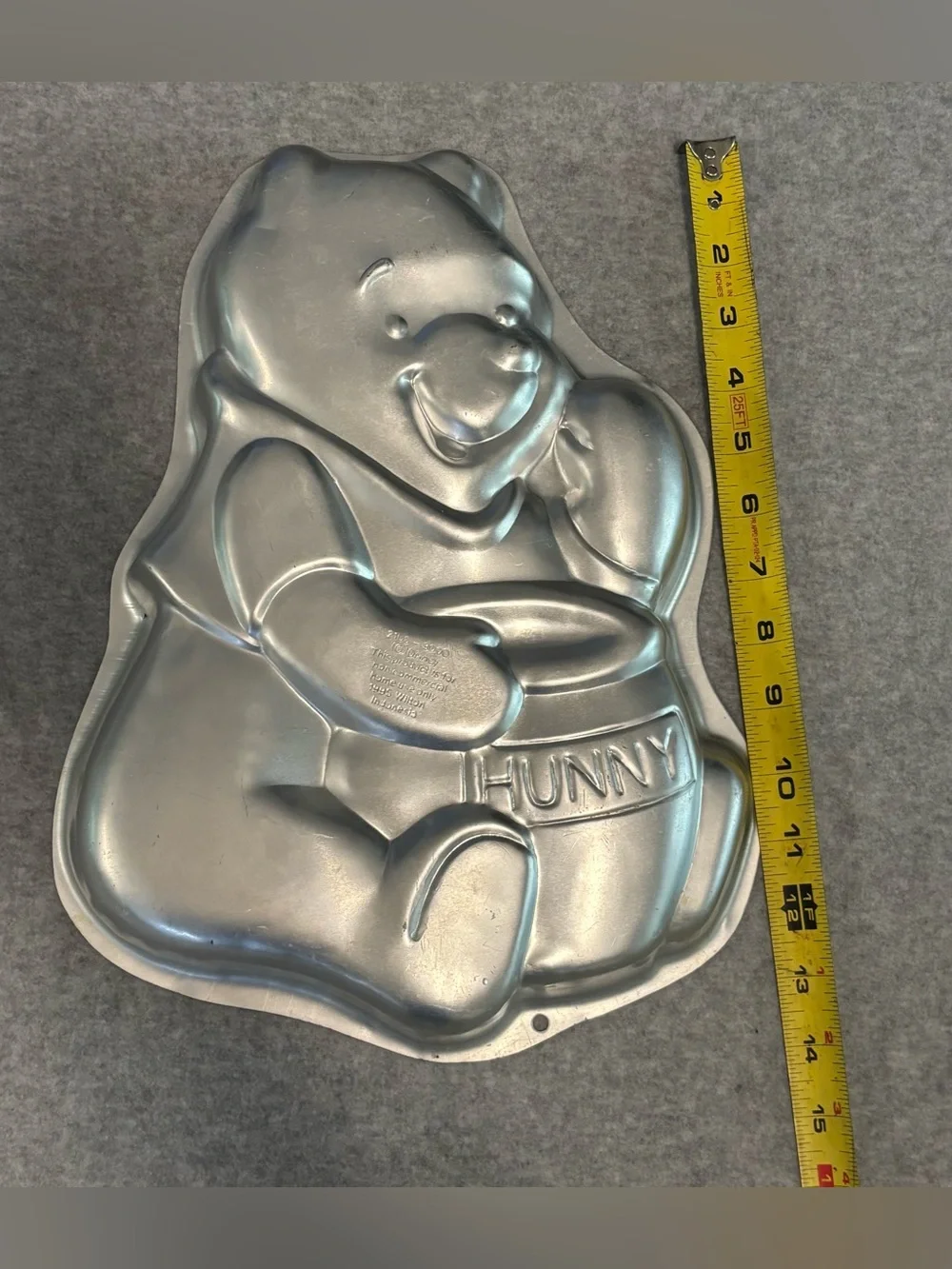 1995 Wilton Disney Winnie the Pooh Aluminum Cake Pan model 2105-3000